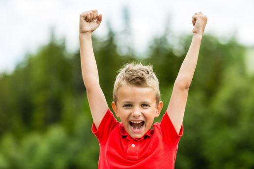 Los elogios adecuados fomentan una autoestima saludable en los niños
