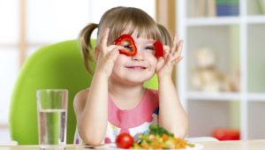Cómo brindarle una buena alimentación vegana al niño