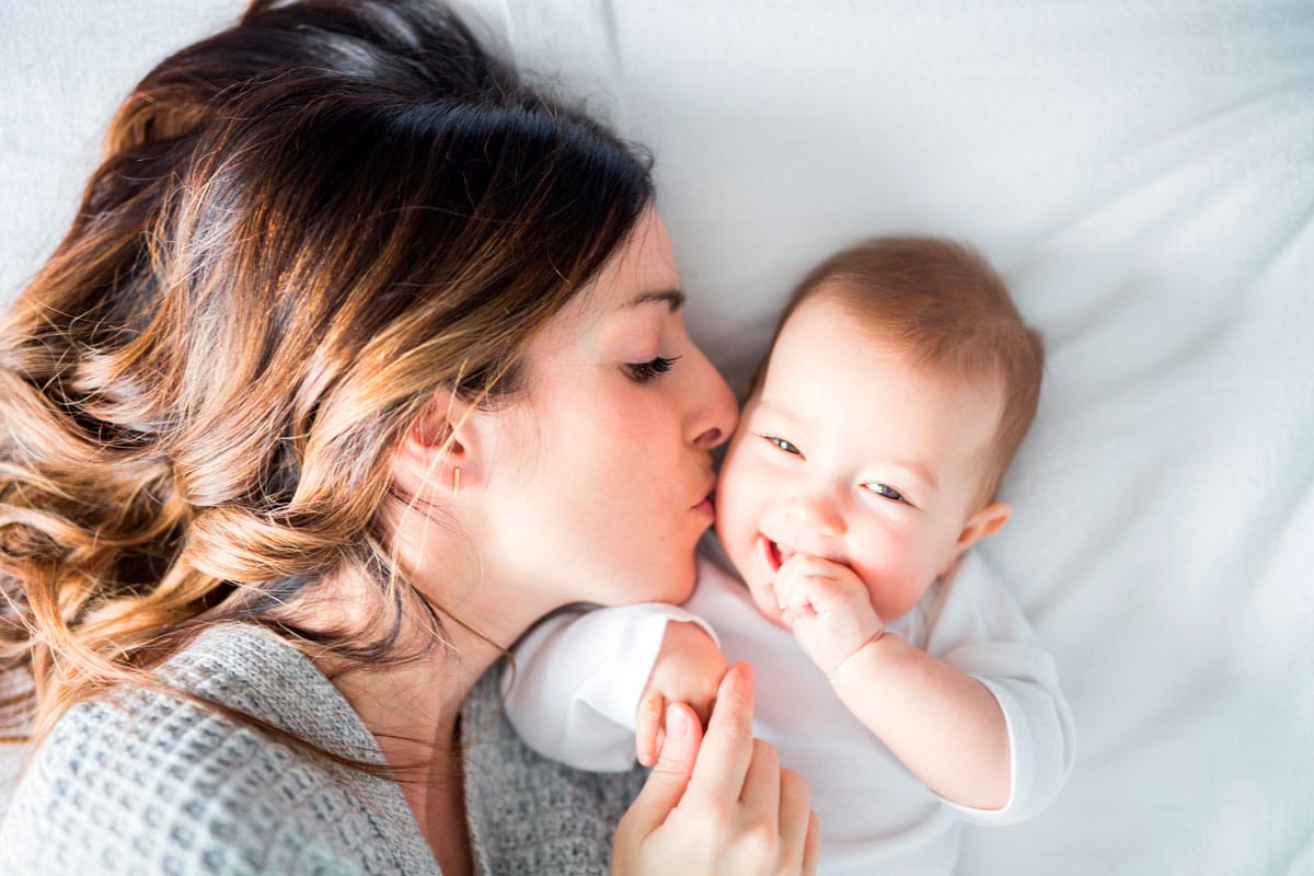 El bebé está obsesionado con mamá