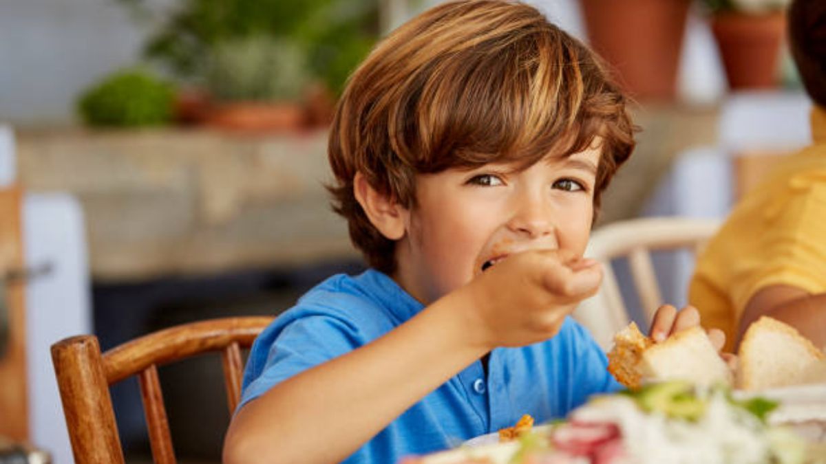 Enseñar modales a los niños en la mesa