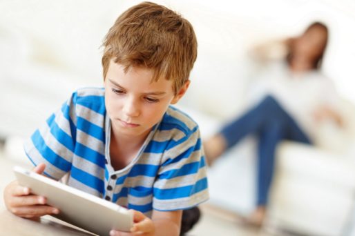 Cuánto tiempo deben pasar los niños en tablets o teléfonos