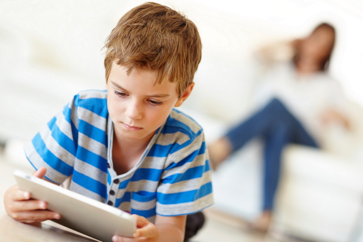 Cuánto tiempo deben pasar los niños en tablets o teléfonos