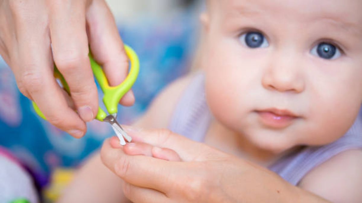 Cortar las uñas del bebé