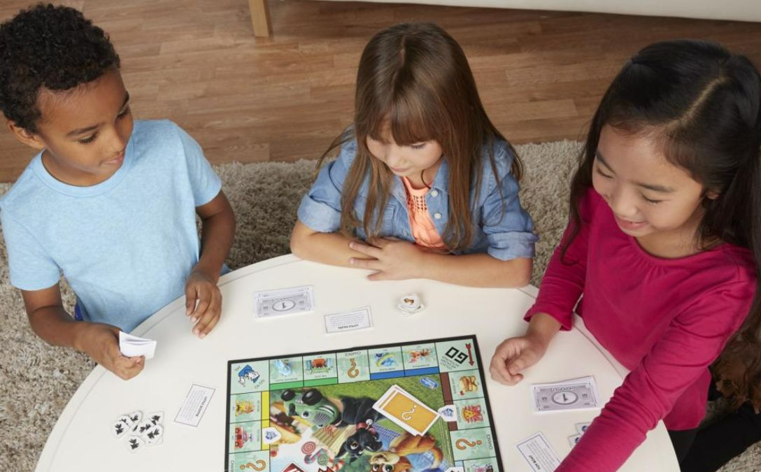 Los niños maximizan sus capacidades de inteligencia al jugar Monopoly