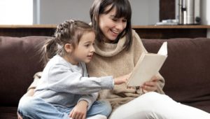 Leer cuentos infantiles es una manera de que los padres se relacionen con sus hijos