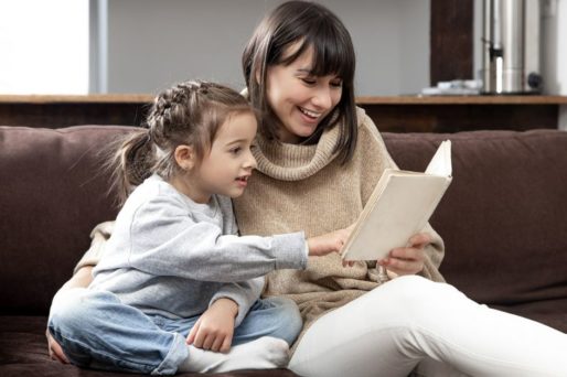Leer cuentos infantiles es una manera de que los padres se relacionen con sus hijos