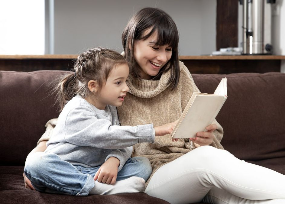 Leer cuentos infantiles es una manera de que los padres se relacionen con sus hijos