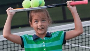 Los niños que practican tenis mejoran su motricidad