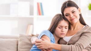 Cómo apoyar a tu hija cuando le da miedo la llegada de su primera menstruación