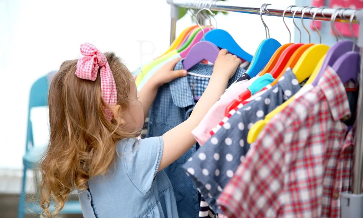 Cómo lograr que un niño pequeño se vista solo (paso a paso)