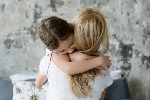 10 frases positivas para decir a tu hijo cada día que ayudan a aumentar su felicidad y autoestima