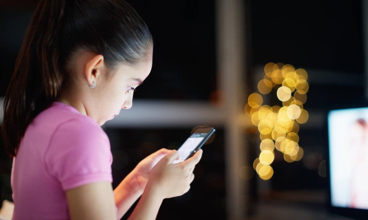 En qué apps y redes sociales pasan más tiempo nuestros hijos