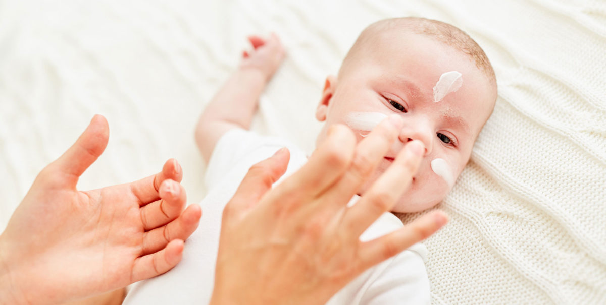 granitos en la cara del bebé