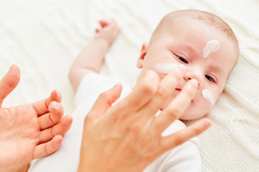granitos en la cara del bebé
