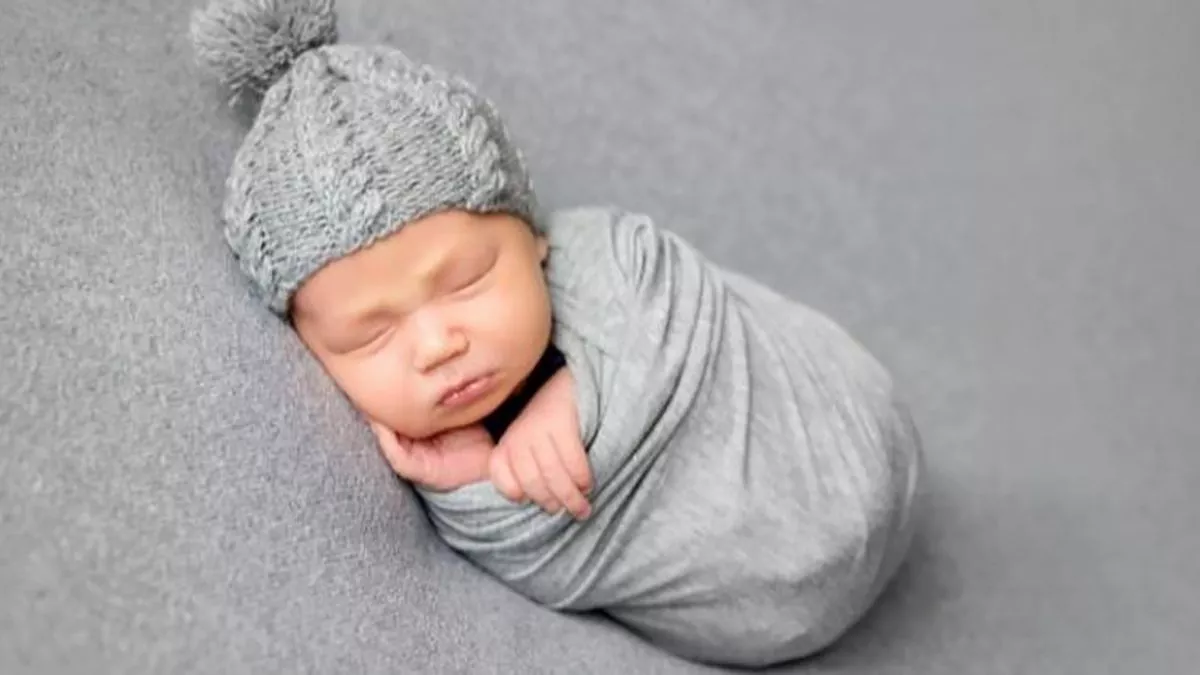 Los peligros de envolver al bebé recién nacido para dormir y el riesgo de regurgitación