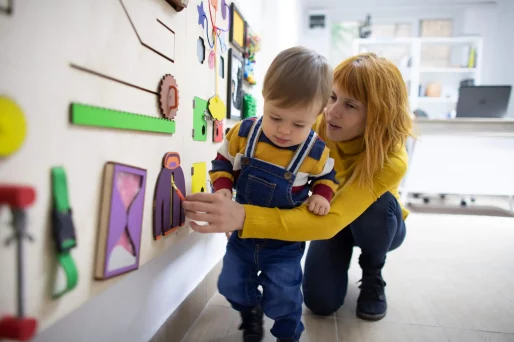 Bebé con mirada distante, ilustrando la posible pérdida de contacto visual como señal temprana de autismo