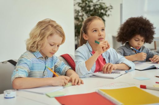 Niños dibujando círculos de control, aprendiendo a gestionar emociones difíciles de manera práctica y visual