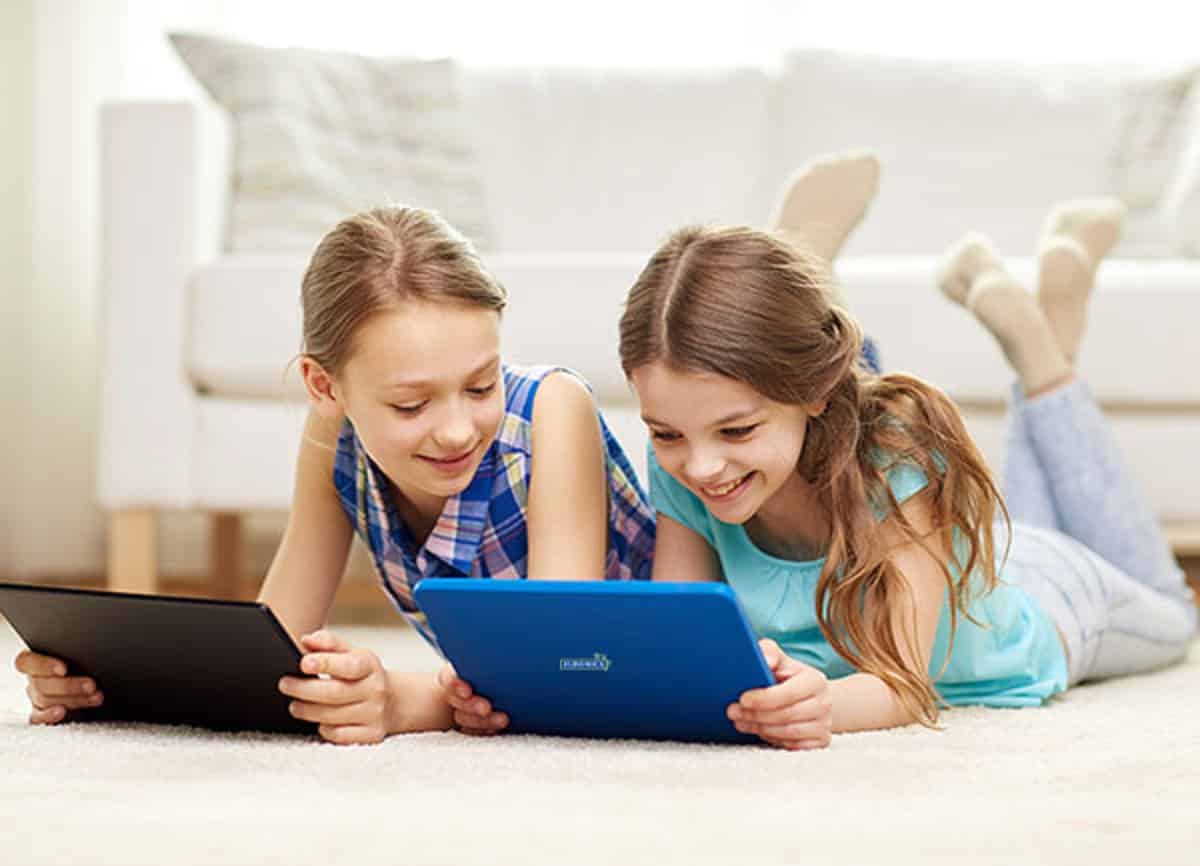 Niño frustrado al terminar el tiempo de pantalla: una reacción común con base neurocientífica.
